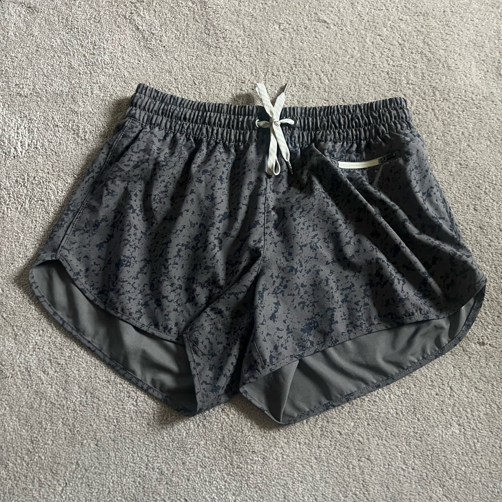 Vuori Clementine 4in running shorts in Chia Stucco color